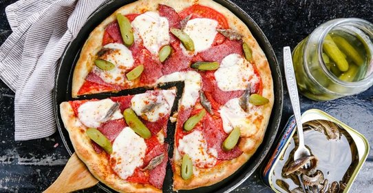 Пицца с колбасой и солеными огурцами