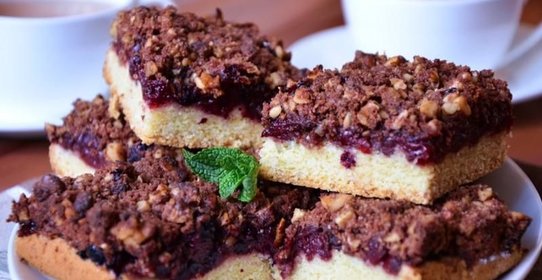 Песочные квадратики с вишней и шоколадной посыпкой