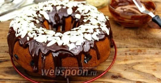 Кекс с вермутом и виноградом с шоколадной глазурью