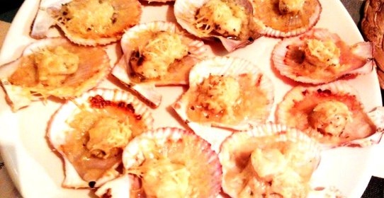 Ракушки гребешков, запеченые с чесноком