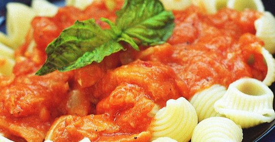 Паста со слабосоленым лососем в томатно-сливочном соусе