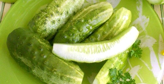 Малосольные огурчики в кастрюле