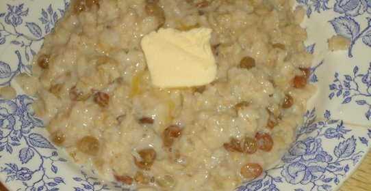 Овсяная каша с изюмом