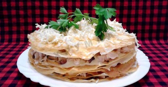 Блинный торт с грибами и курицей
