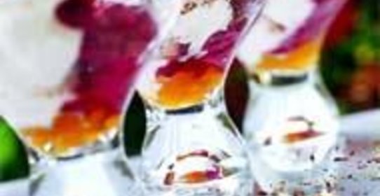 Мороженое с вишнями и абрикосовым мармеладом