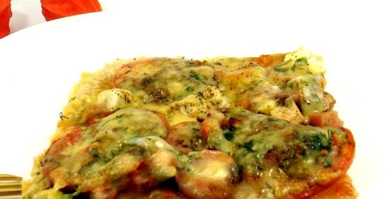 Пицца с сосисками и моцареллой