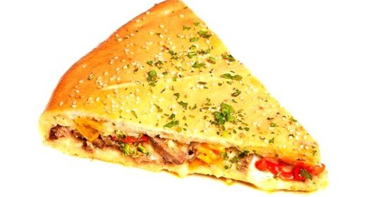 Закрытая пицца с сельдью, томатами и базиликом