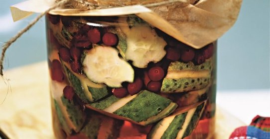Огурцы, маринованные с клюквой