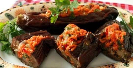 Баклажаны, фаршированные морковкой и чесноком