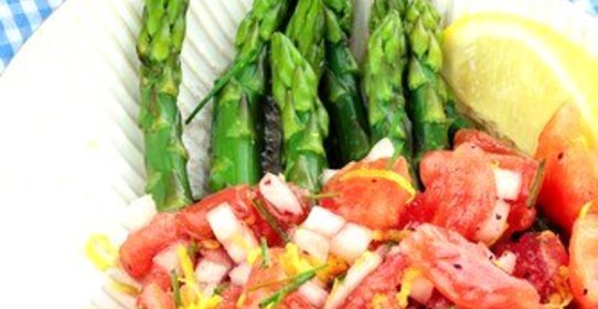 Спаржа со свежим соусом из помидор и зеленого лука