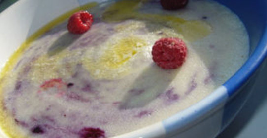 Манная каша с черникой