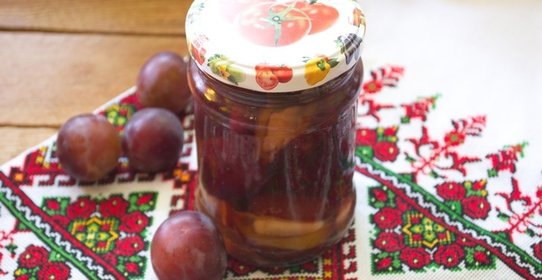 Маринованные сливы с чесноком