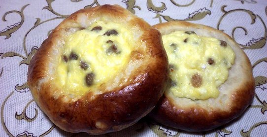 Ватрушки с творогом и изюмом