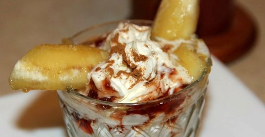 Жаренные бананы со сливками и малиновым вареньем