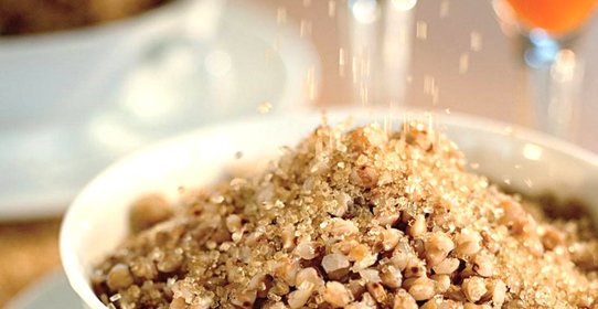 Рассыпчатая гречка с яблочно-морковным шотом