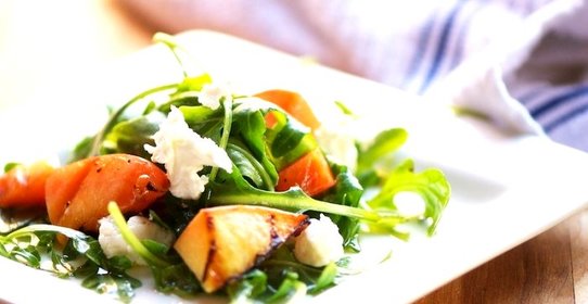 Салат с персиками