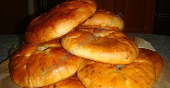 Беляши с мясом в духовке на дрожжах