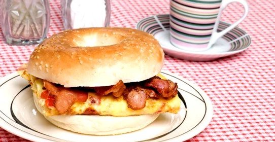 Булочки с луковым омлетом, беконом и печеным красным перцем