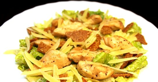 Диетический салат «Цезарь» с йогуртово-горчичной заправкой