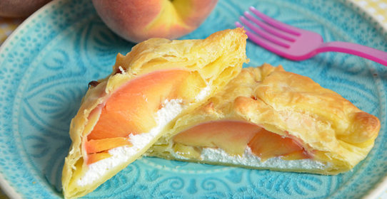 Слойки с рикоттой и персиками