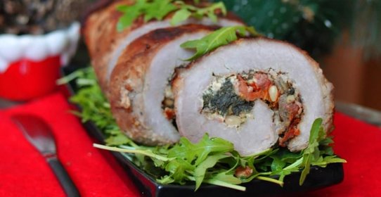 Свиной рулет со шпинатом, кедровыми орешками и фетой
