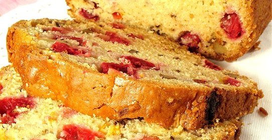 Быстрый кукурузный хлеб с клюквой и орехами