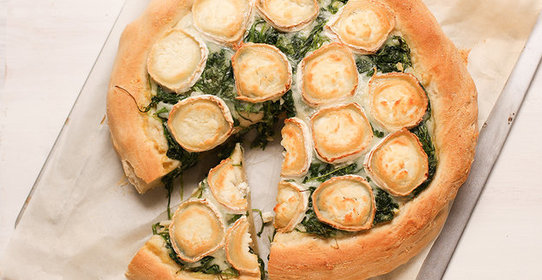 Дрожжевая пицца с рукколой и козьим сыром