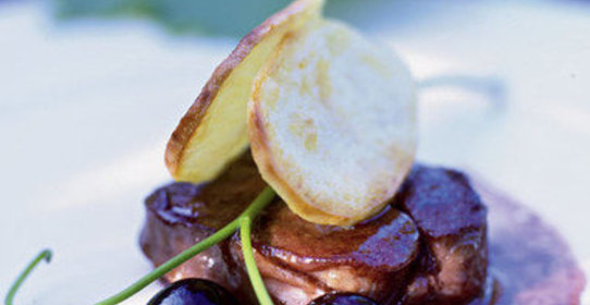 Медальоны из телятины с виноградом