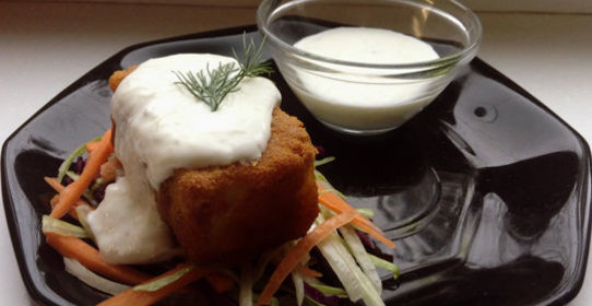 Морской окунь в куркуме со свежим салатом и соусом дзадзики