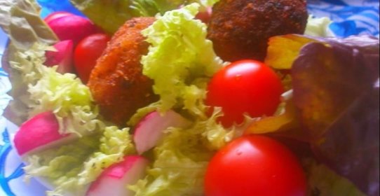 Сырные крокеты с овощным салатом