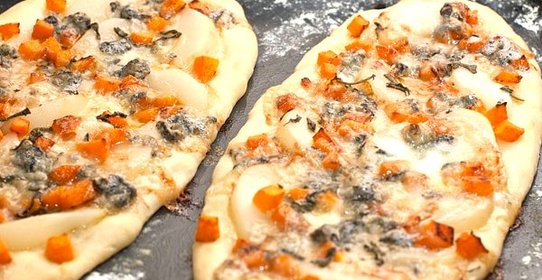 Пицца с тыквой, грушей и горгонзолой