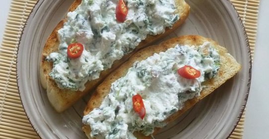 Брускетта со шпинатом, рикоттой и кедровыми орешками