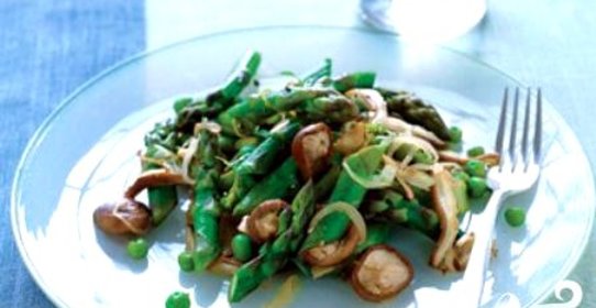 Спаржа с грибами, луком и горошком