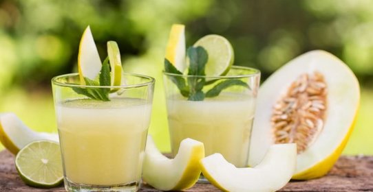 Яблочно-дынный напиток с лаймом и мятой