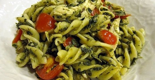 Паста с курицей, соусом песто и томатами