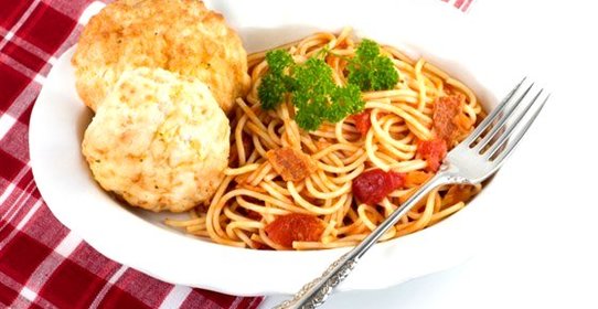 Паста с грудинкой, черри и розмарином