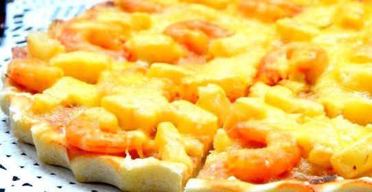 Пицца с ананасами и креветками