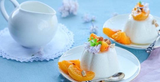 Паннакота с абрикосами в легком сиропе с миндалем