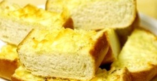 Багет с пармезаном и чесноком