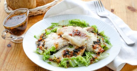 Морской окунь на пару с острым соусом