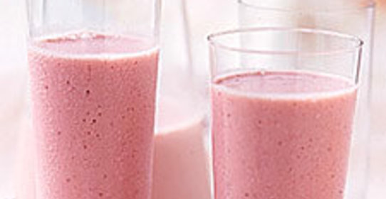 Бананово-клубничный смузи на завтрак