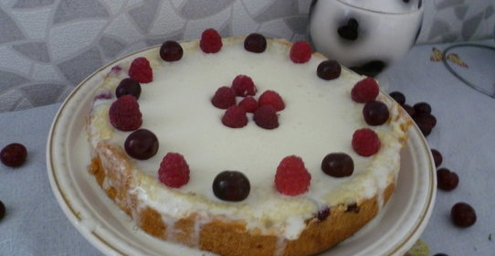 Шарлотка с яблоками и малиной