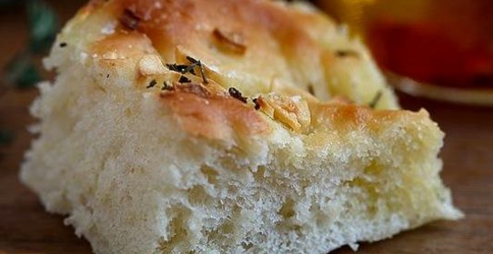 Фокачча с тимьяном и чесноком