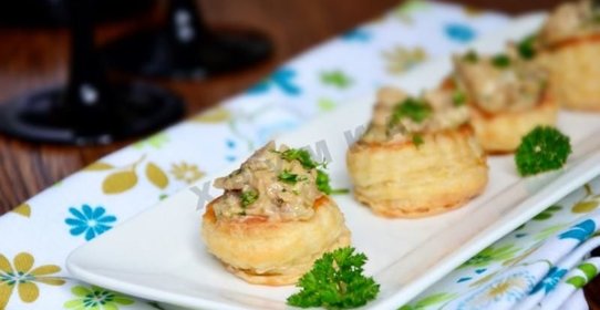 Волованы из слоеного теста с грибной начинкой