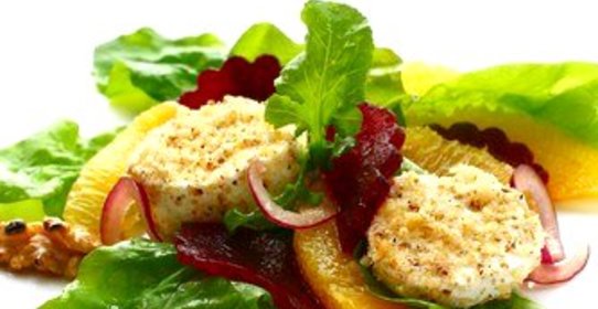 Теплый салат из жаренной в хлебных крошках моцареллы, свеклы и картофеля