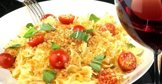 Фарфалле с хлебными крошками и чесноком