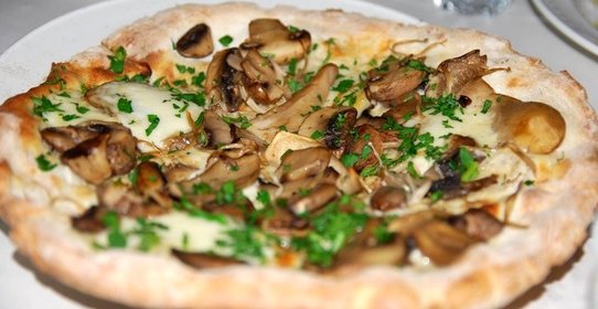 Пицца с шампиньонами и сыром