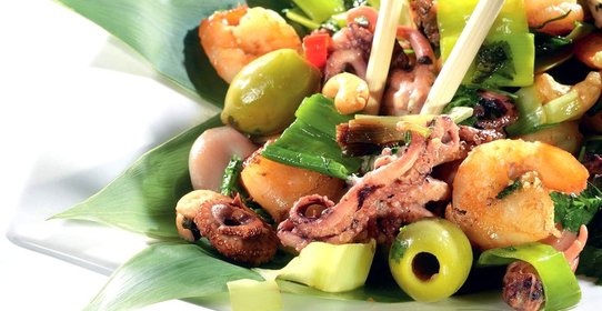 Теплый салат с пореем и морепродуктами