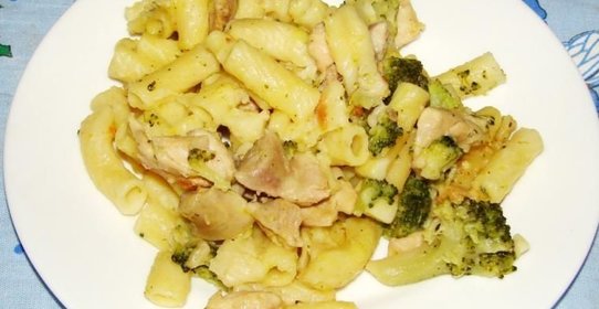 Макароны с курицей и брокколи под сырным соусом