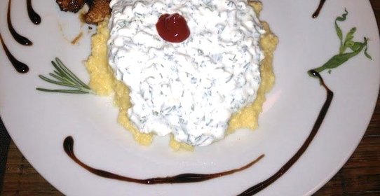 Полента с творожным соусом и зеленью